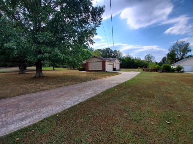 Building Photo - 3 Bedroom 2 Bath Home on almost 1 Acre Lot