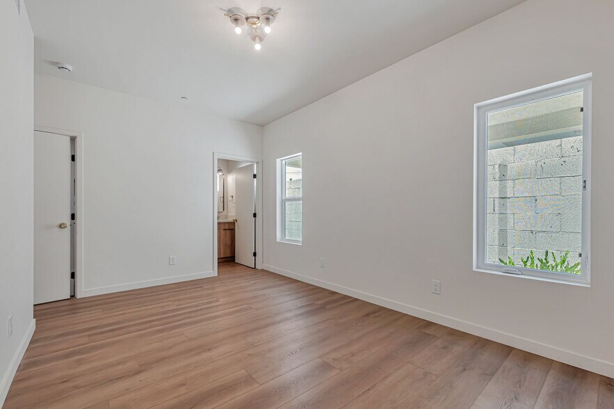 Building Photo - 416 S Ave 56