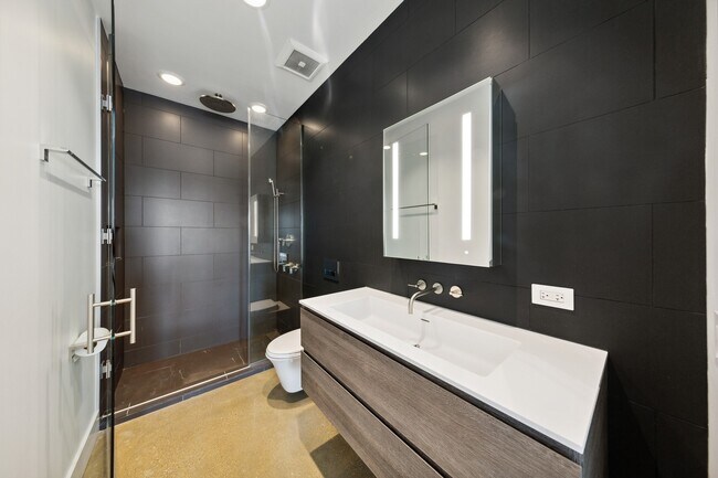 Building Photo - 900 W Washington Blvd