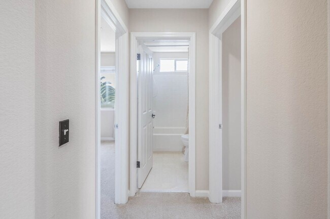 Building Photo - Gorgeous 4 Bedroom with SOLAR in Shadow Lakes!