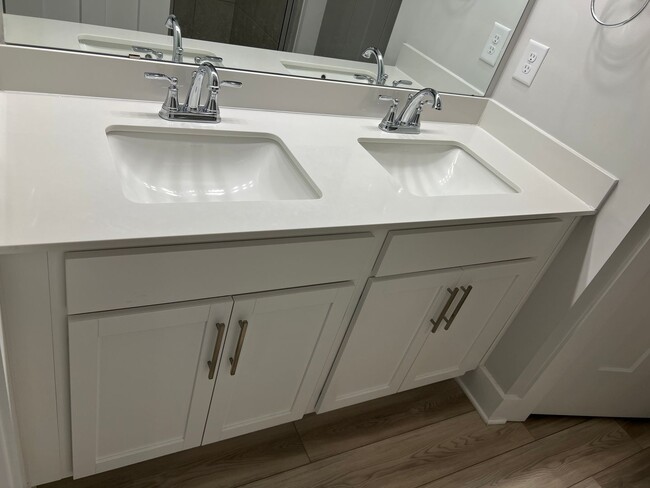 Building Photo - Stunning 3/2 Rental Unit in Prime Simpsonv...