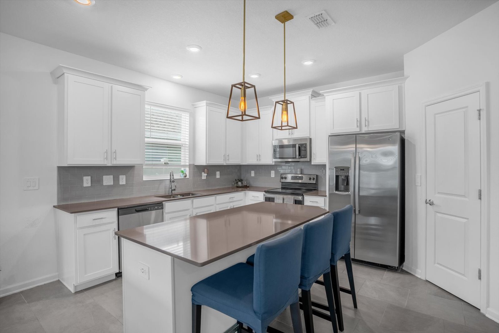 Building Photo - 1820 Church Lake St