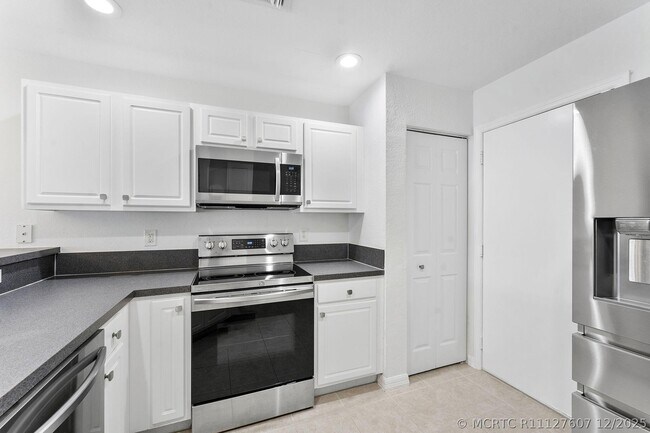 Building Photo - 16129 Sierra Palms Dr