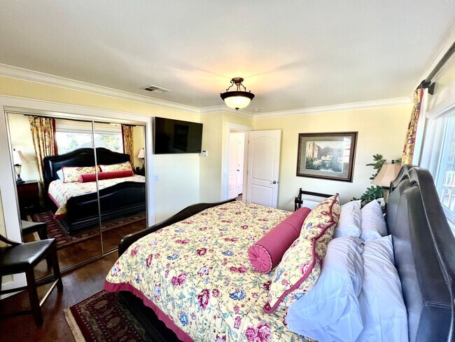 Building Photo - Charming 2 bed 1 bathroom unit in Pacific ...
