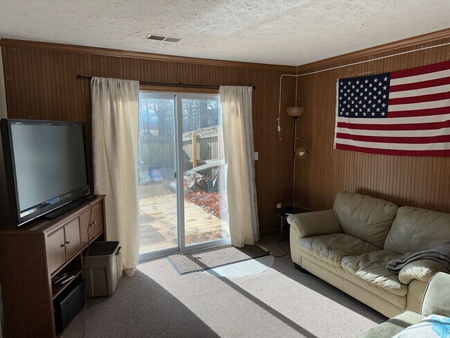 Building Photo - Spacious Corner Town Home With Large Yard