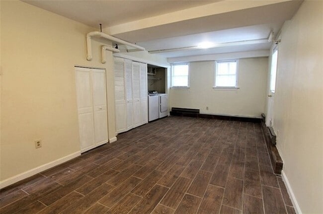 Building Photo - Spacious 3-Bed Townhouse with Wraparound D...