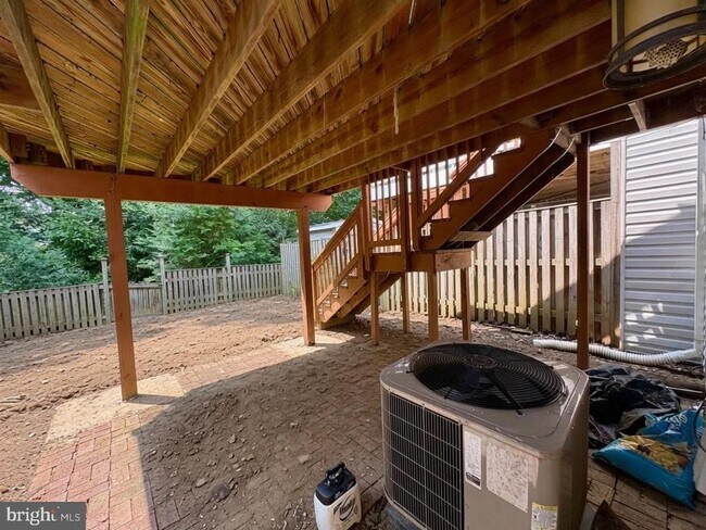 Building Photo - 8112 Parkdale Ct
