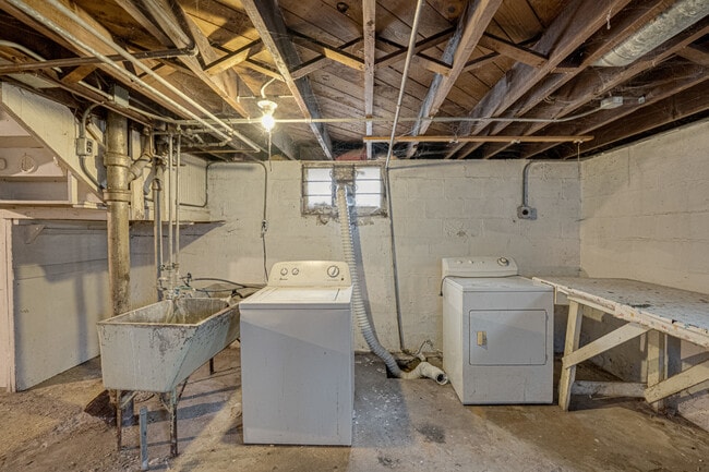 Building Photo - 814 22nd Ave