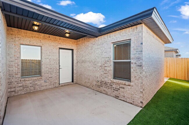 Building Photo - Like-new duplex in Frenship East!
