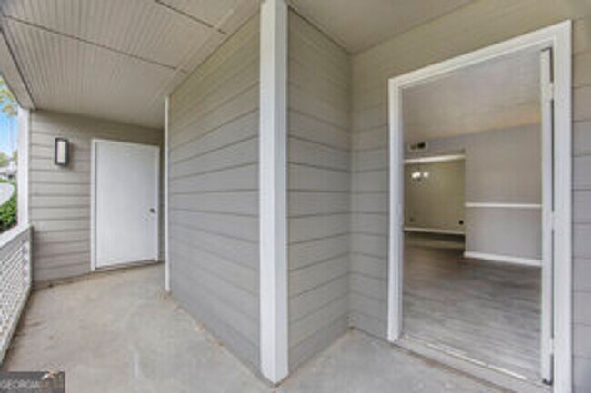 Building Photo - Like New! 2 bedroom 2 bathroom end unit co...