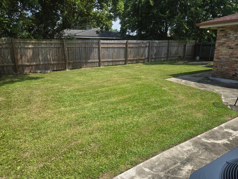 Building Photo - 4859 Camelot Dr