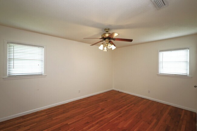 Building Photo - 910 Maplewood Dr