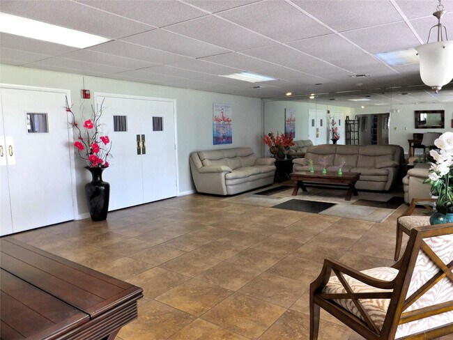 Building Photo - 7807 Golf Cir Dr