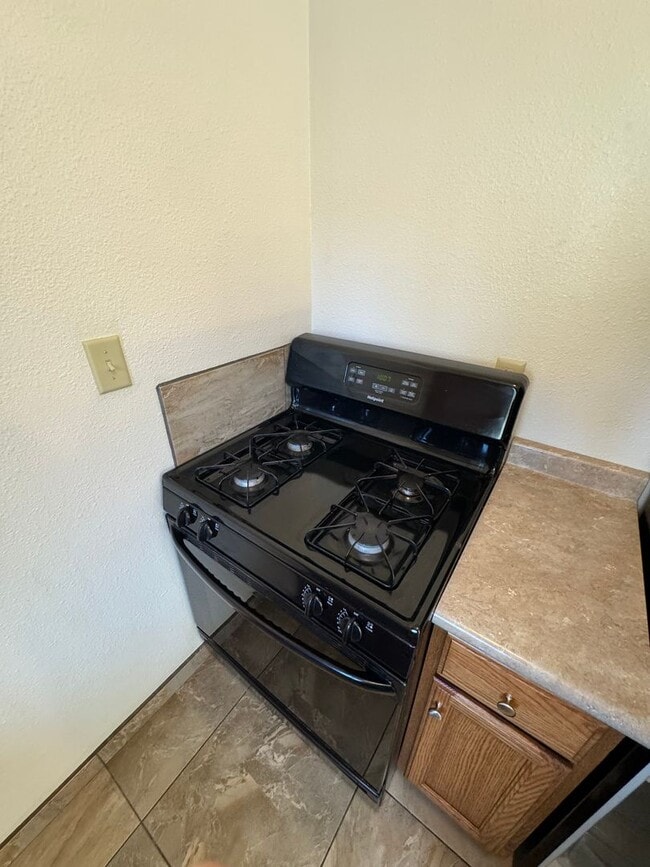 Building Photo - STUDIO APARTMENT WITH KITCHEN & BATHROOM A...