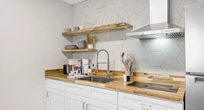 Building Photo - 556 Coral Ct