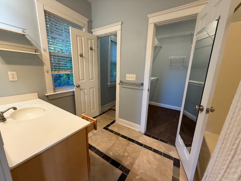 Building Photo - 16211 Kelly Park Cir