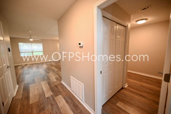 Building Photo - 214 Tooke St