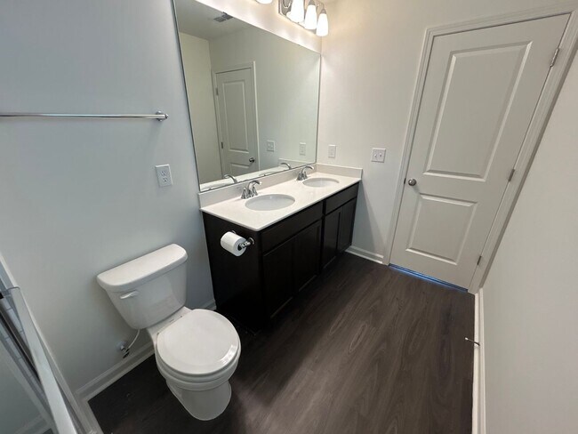 Building Photo - 3 Bedroom | 2.5 Bathroom End Unit Raleigh ...
