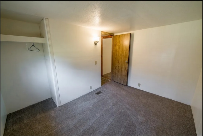 Building Photo - 15 E Birch Dr