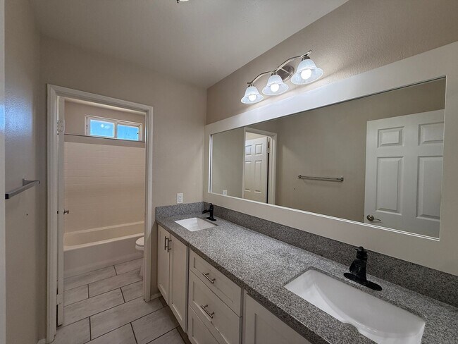 Building Photo - Available Now Palmdale 7 bedrooms !