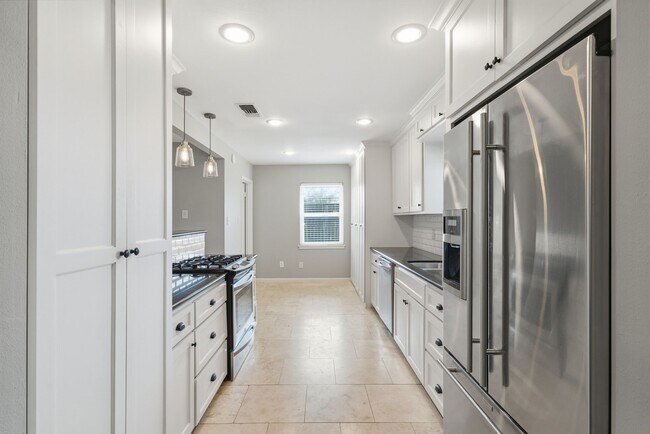 Building Photo - 2502 Hollow Hook Rd