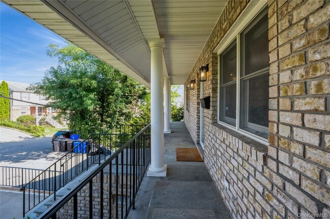 Building Photo - 138 Woodside Ave