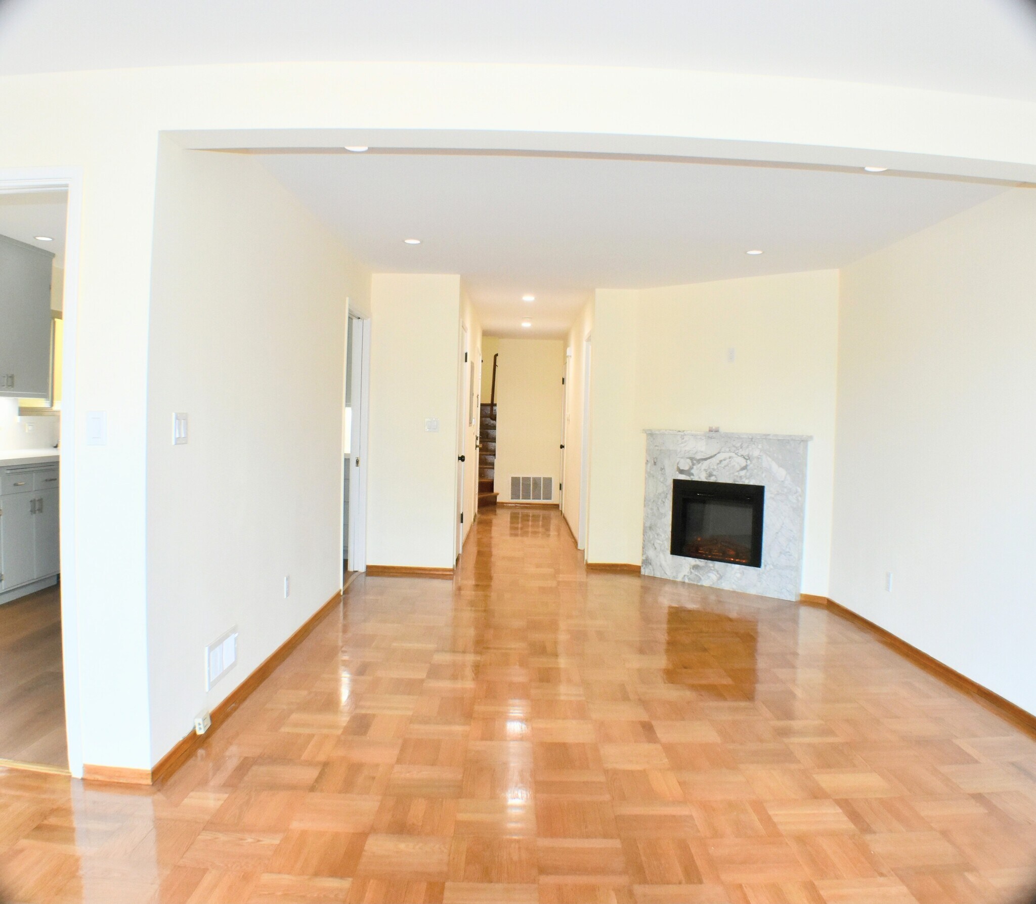 Building Photo - 286 Roosevelt Way