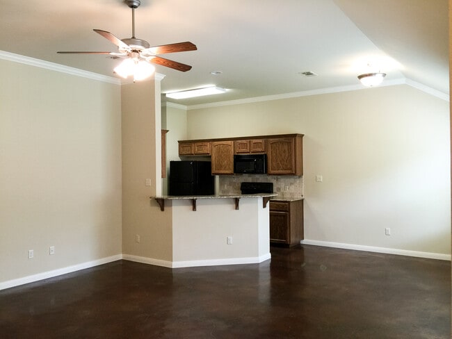 Building Photo - 3BR / 2BA Duplex in Hewitt, Texas | Midway ISD
