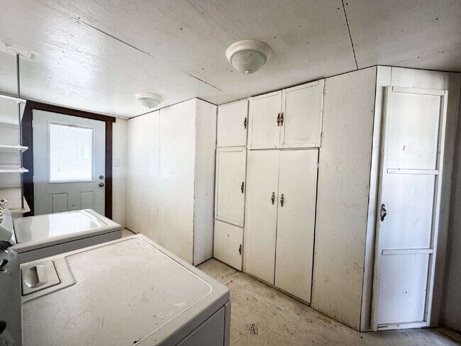 Building Photo - "Spacious 3-Bedroom Oasis in Yuma - 2,721 ...