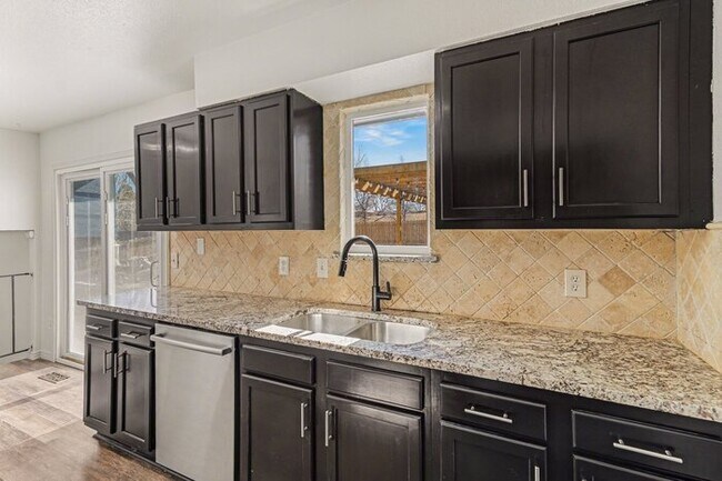 Building Photo - 6538 W Kenyon Ave