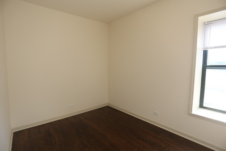 Building Photo - 1315 W Leland Ave