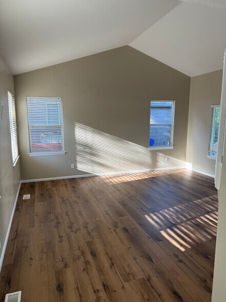 Building Photo - 429 Simmons Ct