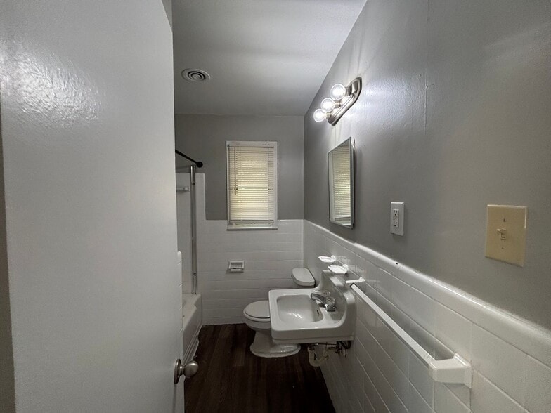 Building Photo - 2160 St Elmo Ave