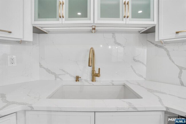 Building Photo - 1055 River 809