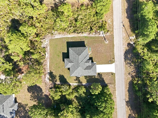 Building Photo - 825 Carbon St E