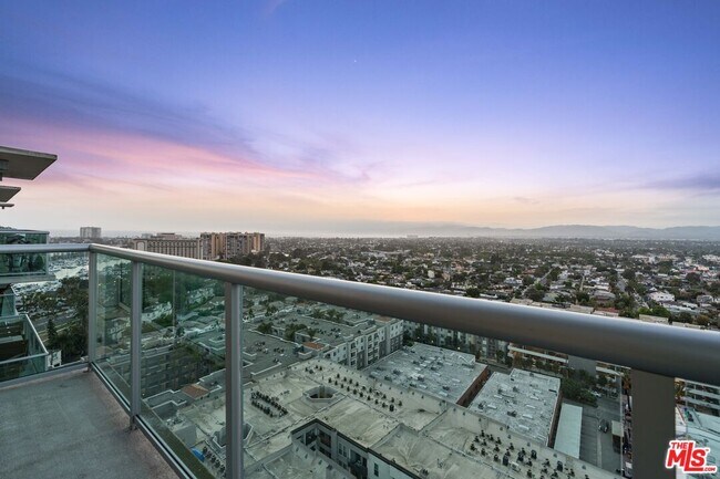 Building Photo - 13700 Marina Pointe Dr