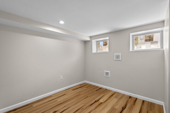 Building Photo - 2524 E Fayette St