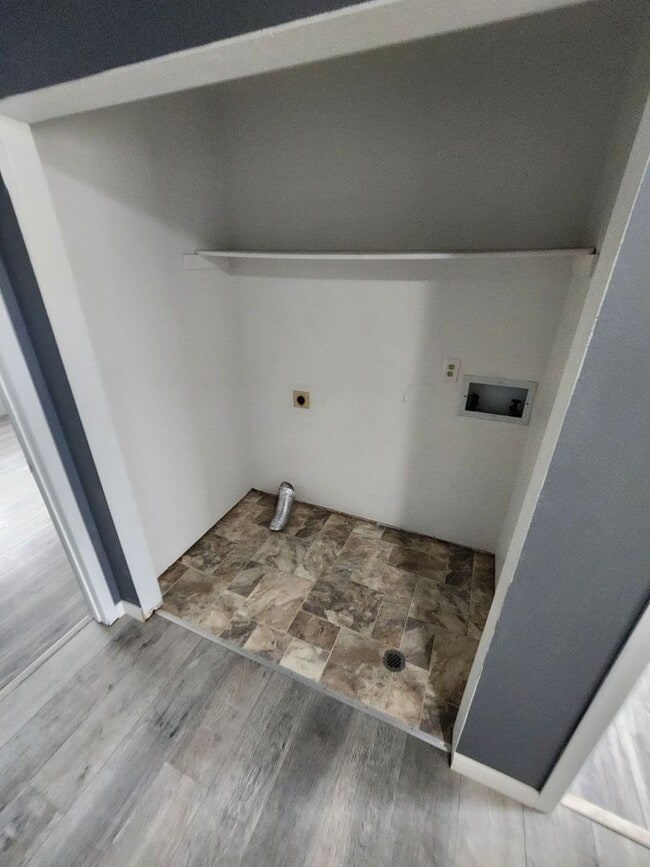 Building Photo - Welcome To This Beautifully Updated 2 Bed Townhome
