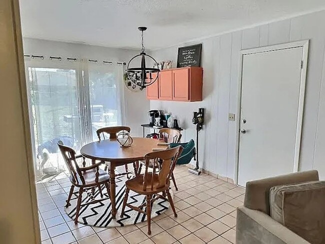 Building Photo - Available November 1st! 3 Bed/1.5 Bath Hou...