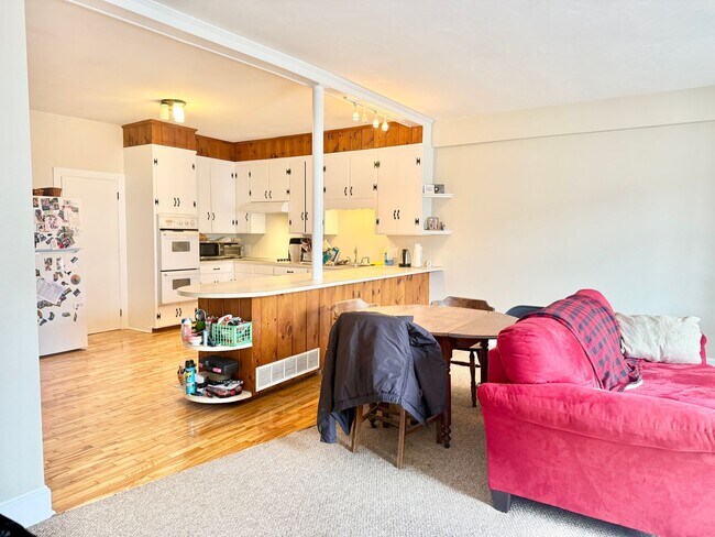 Building Photo - 366 Main St