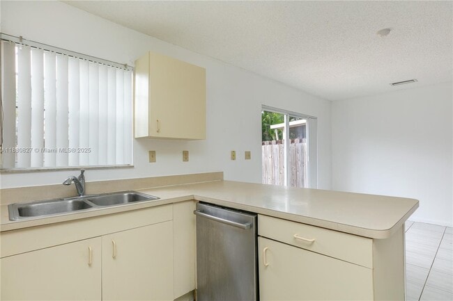 Building Photo - 2592 W Saratoga Dr