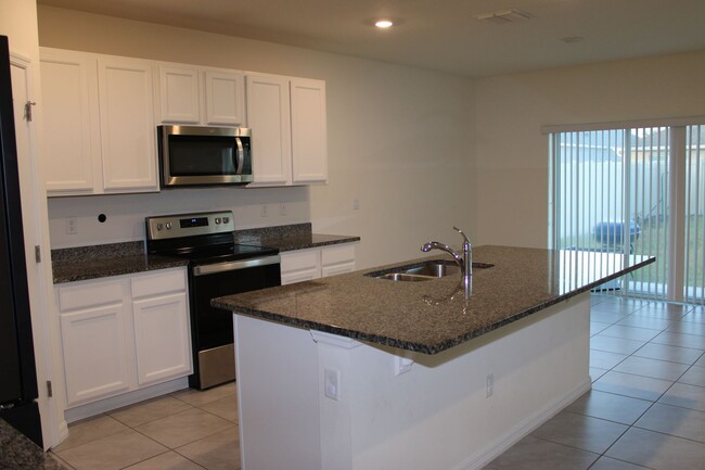 Building Photo - BEAUTIFUL 5 BEDROOM, 3 BATH SINGLE FAMILY ...