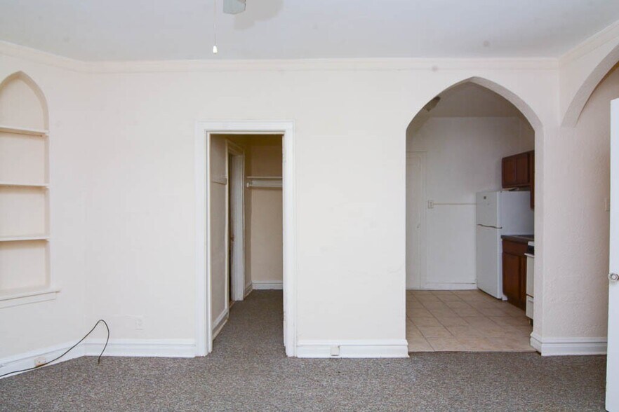 Building Photo - 4842 N Damen Ave