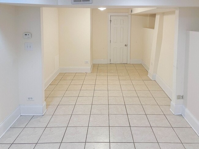 Building Photo - 877 W Lill Ave