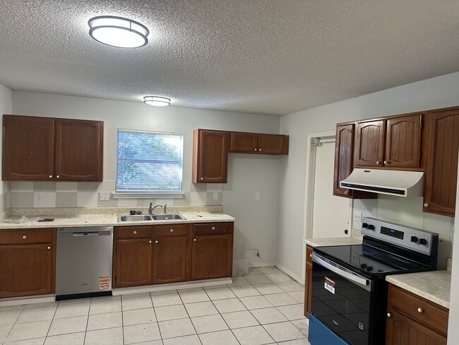 Building Photo - 5922 Lakedale St
