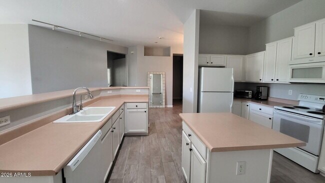 Building Photo - 453 W Larona Ln