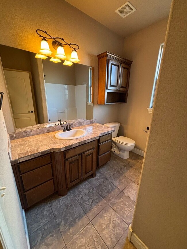 Building Photo - Beautiful 3 Bedroom, 2 Bathroom Home in Persimmon Place!