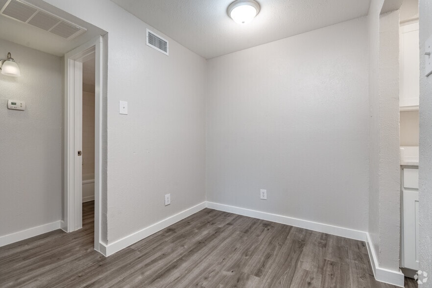 Laurel - 1BR, 1BA - 600SF - Dining Room - Gazebo Apartments