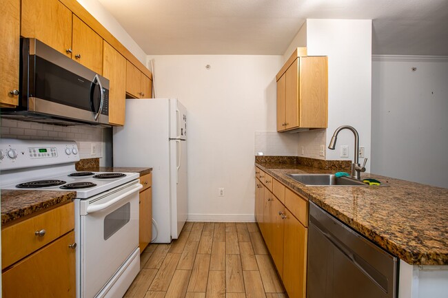 Building Photo - Cozy Studio Condo in Penn Quarter!