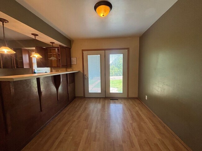 Building Photo - Awesome 3 BR/1 BA End-Unit Townhome in Minneapolis!